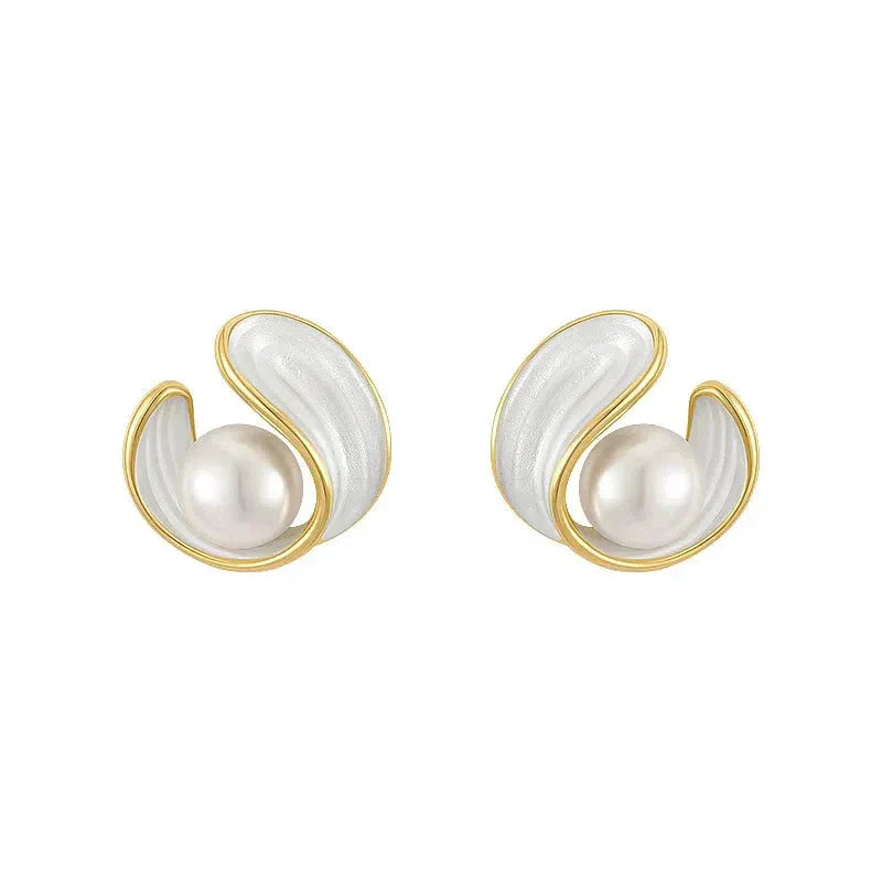 Luxurious earrings with white opal and pearl in gold