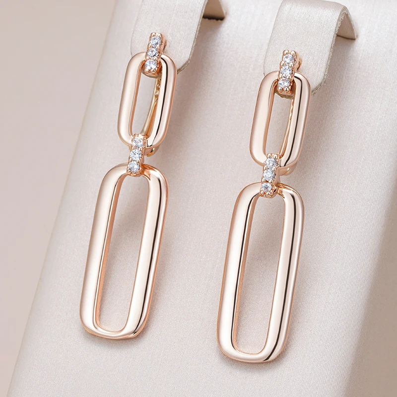 Hollow dangling earrings made of gold