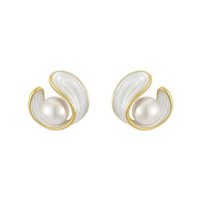 Luxurious earrings with white opal and pearl in gold