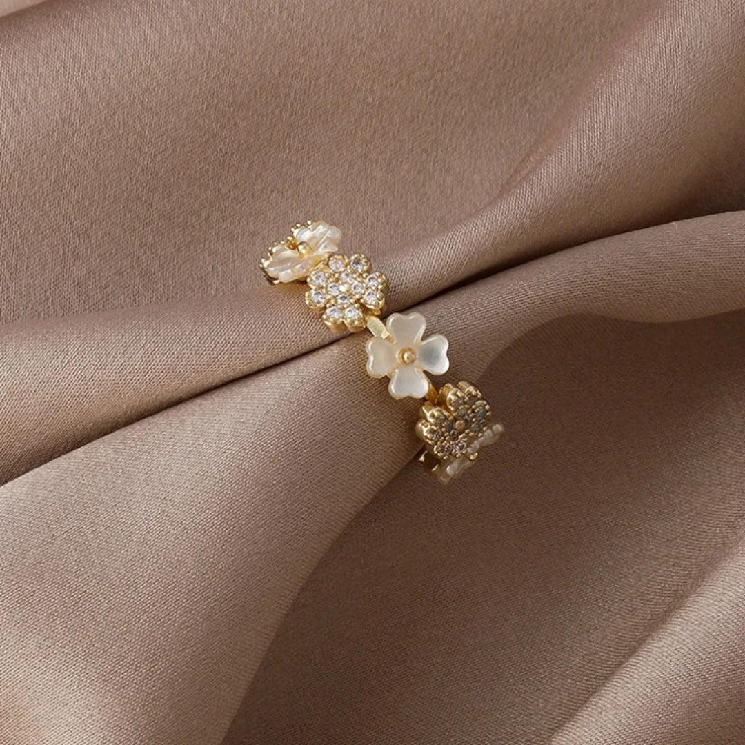 Adjustable gold ring with white flowers and zirconia