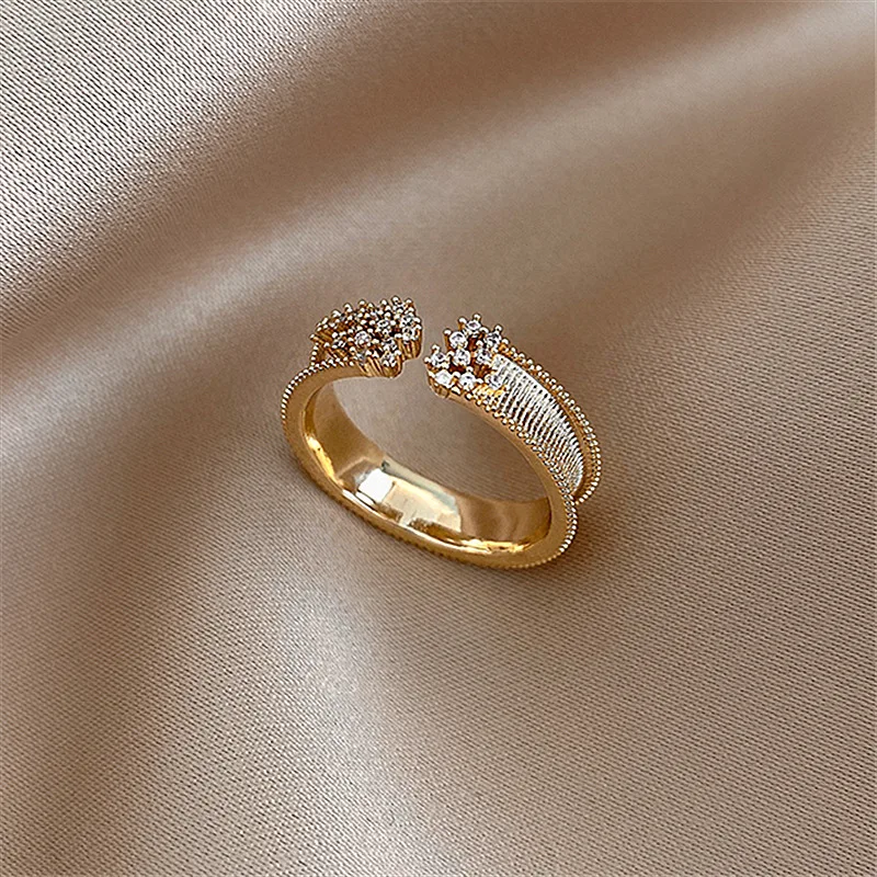 Elegant ring made of shiny gold