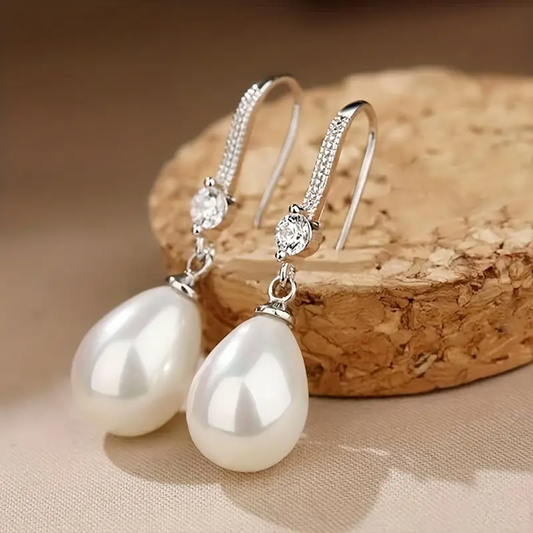 Pearl earrings with shiny pearls