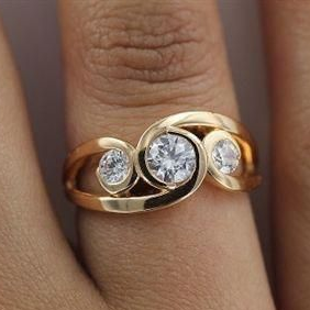 Vintage Gold-Plated Spiral Zirconia Ring