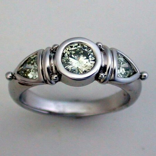 Ring with green crystal in vintage silver